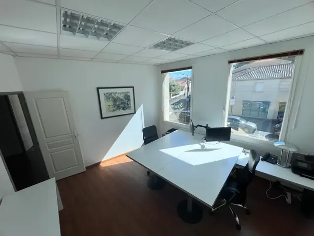 Bureau 1er Étage Côté Rue - Photo 1